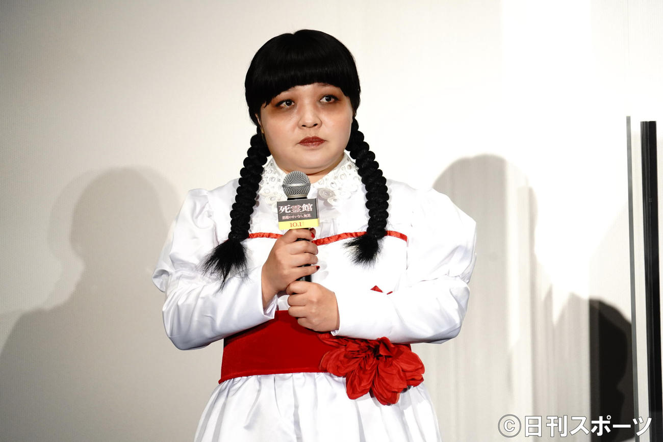 映画「死霊館　悪魔のせいなら、無罪。」の公開直前イベントに出席したお笑いコンビおかずクラブのオカリナ（撮影・佐藤成）