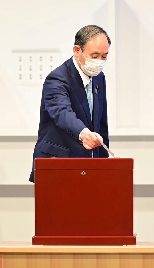 自民党総裁選投開票、自民党総裁選で投票する菅義偉首相（撮影・小沢裕）
