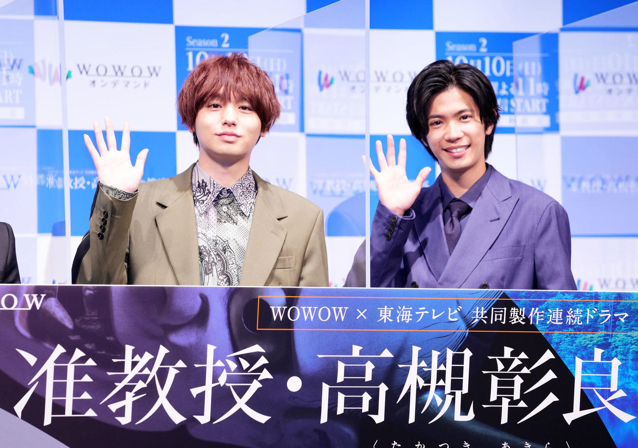 イベントで笑顔を見せるHey！Say！JUMPの伊野尾慧（左）King　＆　Princeの神宮寺勇太（撮影・横山健太）