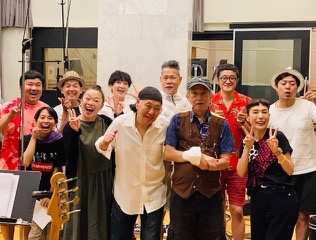コラボ楽曲をリリースする泉谷しげるとワハハ本舗メンバー