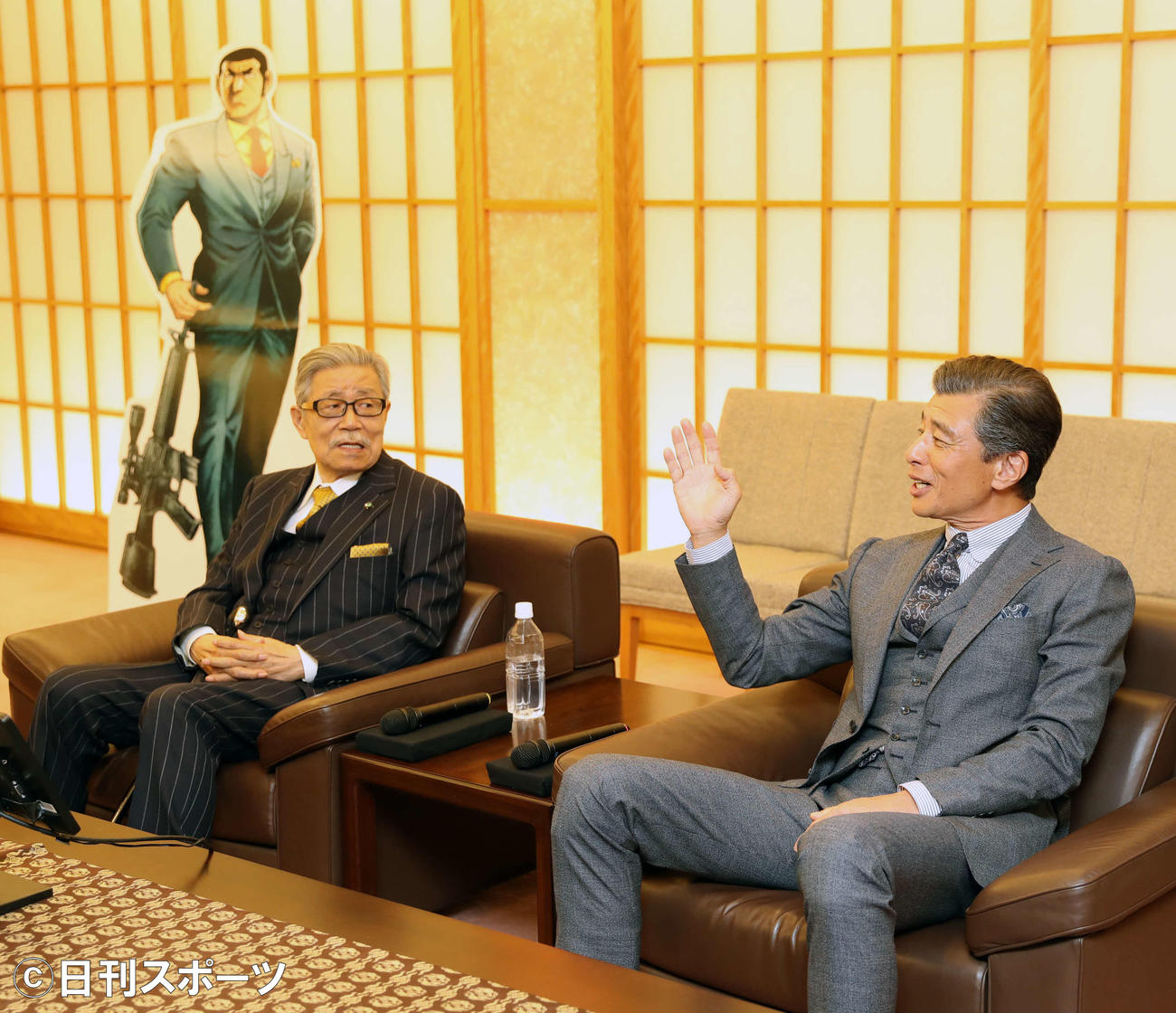 外務省ゴルゴ13安全対策マニュアル対外発表で河野太郎外務大臣（当時）を表敬訪問した舘ひろし（右）さいとう・たかを氏（2018年4月撮影）