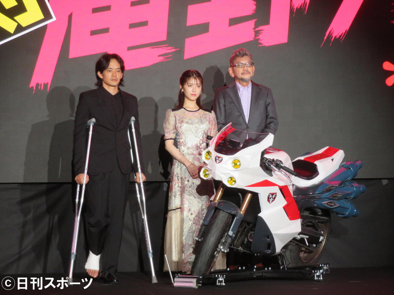 「シン・仮面ライダー対庵野秀明展」合同記者会見に登壇し、左から、池松壮亮、浜辺美波、庵野秀明監督（撮影・村上幸将）