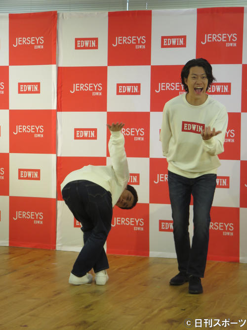 “せせお”ポーズを披露するせいや(左)とツッコミポーズの粗品