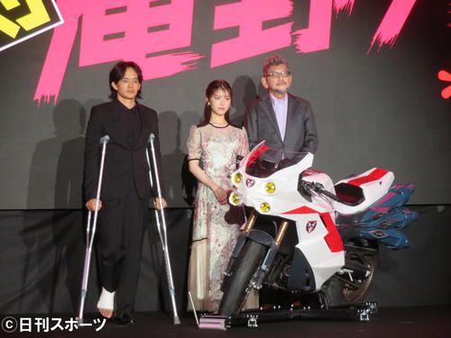 「シン・仮面ライダー対庵野秀明展」合同記者会見に登壇し、左から、池松壮亮、浜辺美波、庵野秀明監督(撮影・村上幸将)