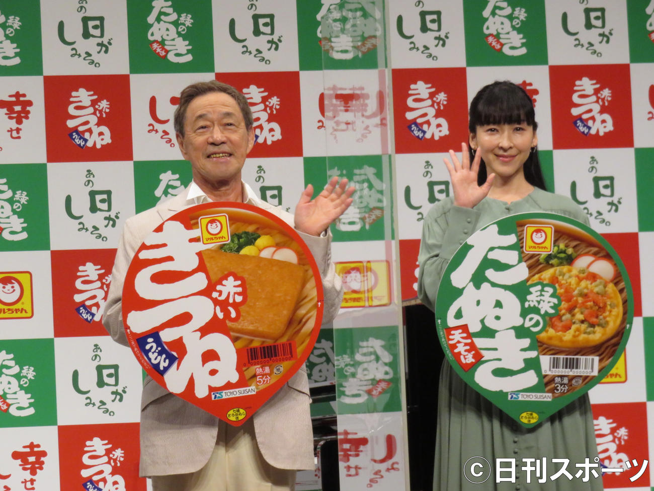 「赤いきつめ緑のたぬき」のCM会見に出席した武田鉄矢（左）麻生久美子