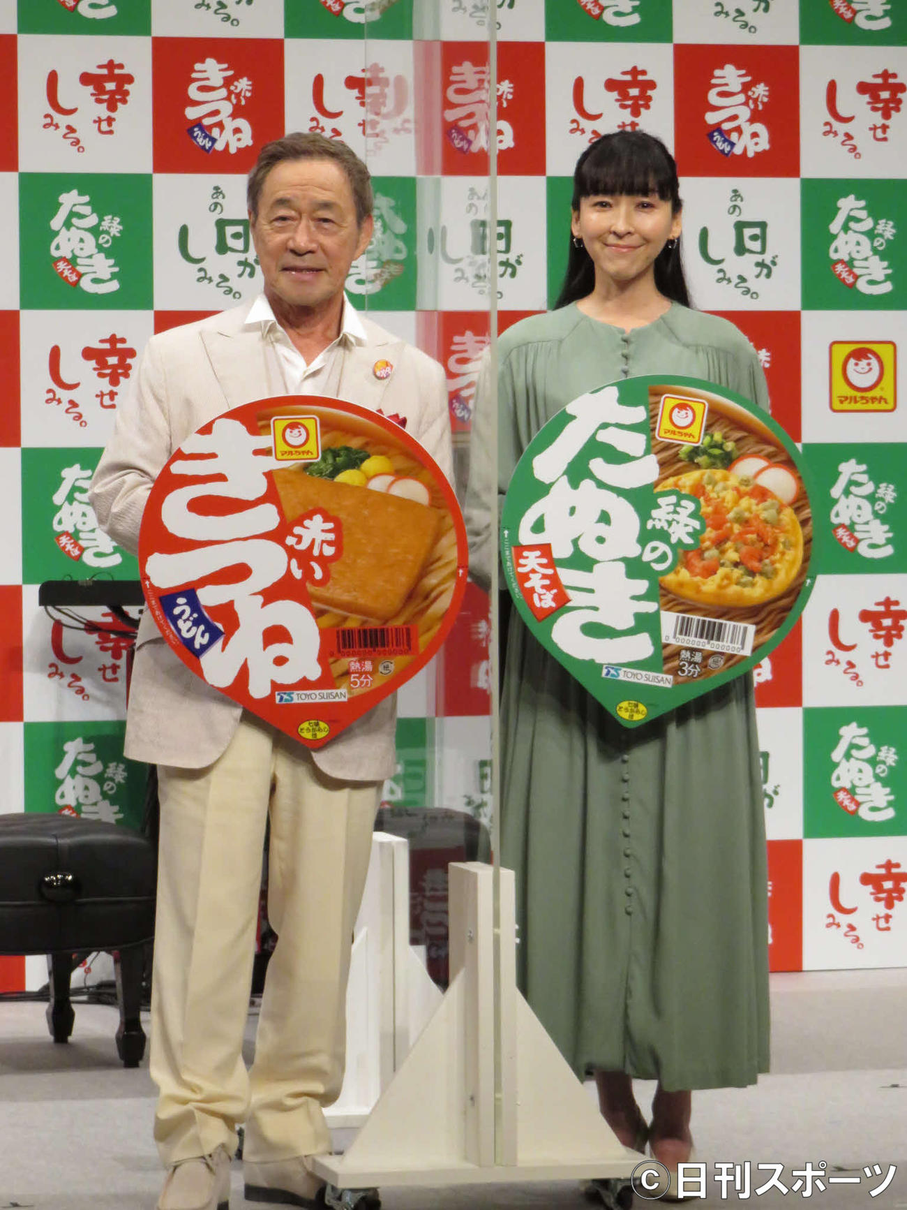 「赤いきつめ緑のたぬき」のCM会見に出席した武田鉄矢（左）麻生久美子