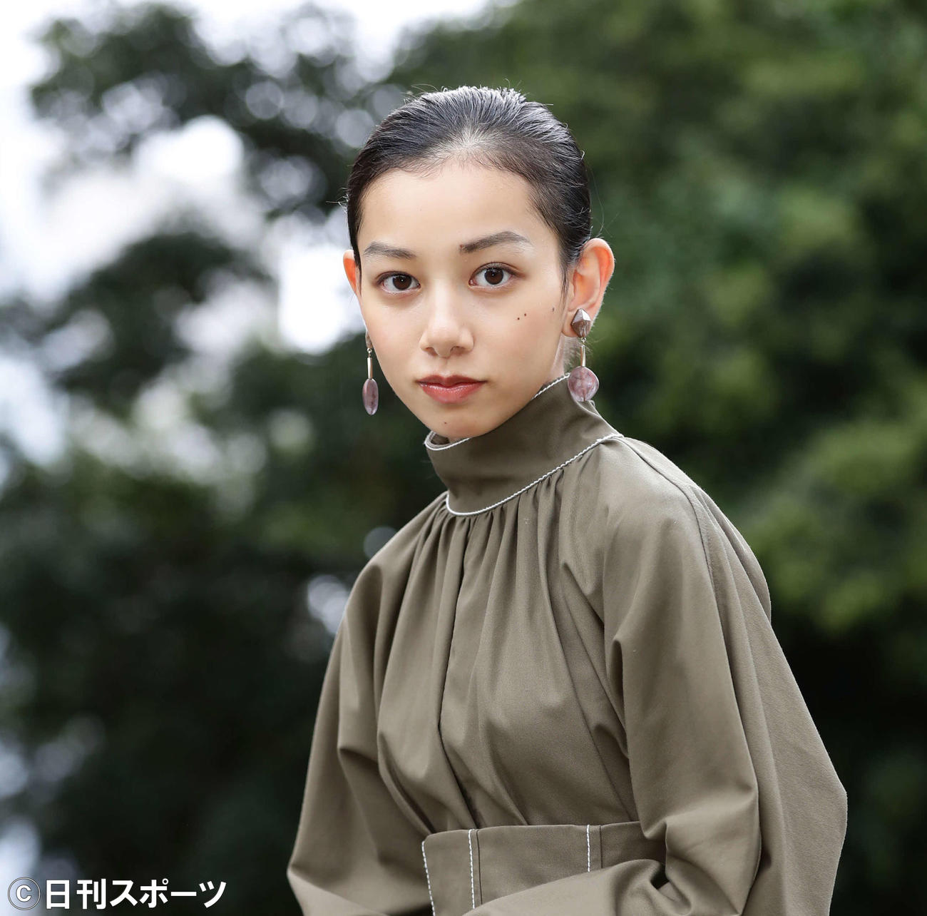 秋の装いがよく似合う長澤樹。カメラを向けると、15歳とは思えない大人びた表情や仕草を醸し出した（2021年9月撮影）