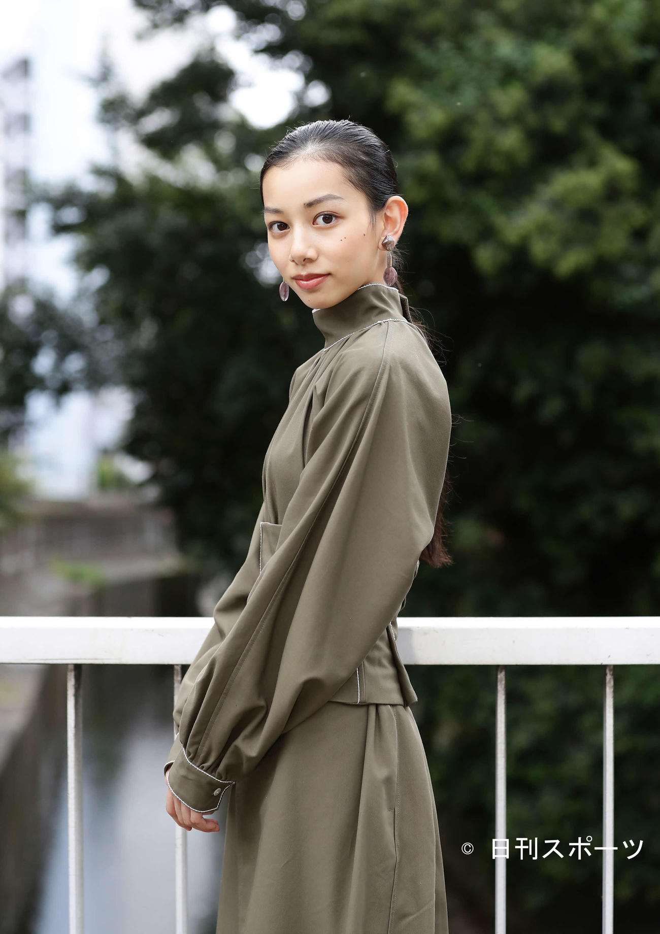 秋の装いがよく似合う長澤樹。カメラを向けると、15歳とは思えない大人びた表情や仕草を醸し出した（撮影・丹羽敏通）