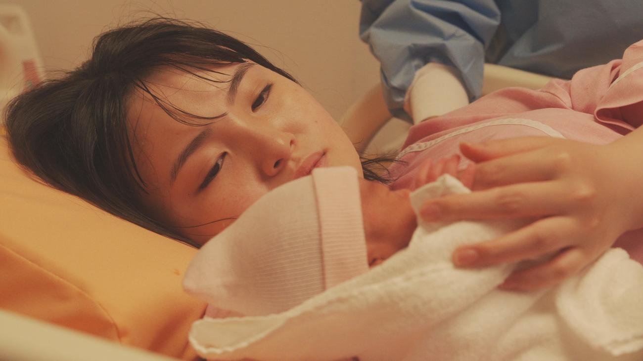 NHKドキュメンタリードラマ「命のバトン」で初めて子供を出産する役柄に挑戦した鈴木梨央