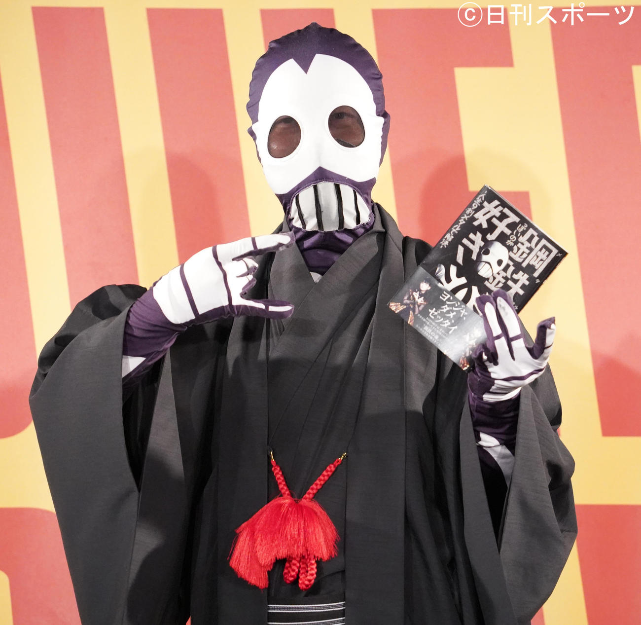 著書「鋼鉄（メタル）っぽいのが好き－人生9割メタルで解決－」発売イベントで、ポーズを決めるKOBAMETAL（撮影・佐藤勝亮）
