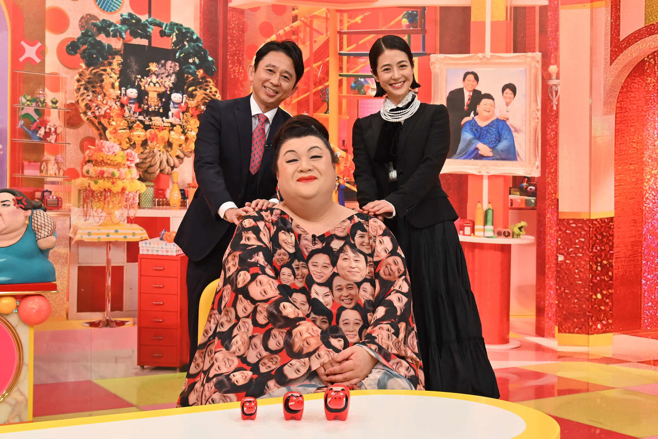 テレビ朝日系特別番組「マツコ＆有吉怒り新党解散生放送スペシャル」に出演したマツコ・デラックス（中央）夏目三久（右）有吉弘行