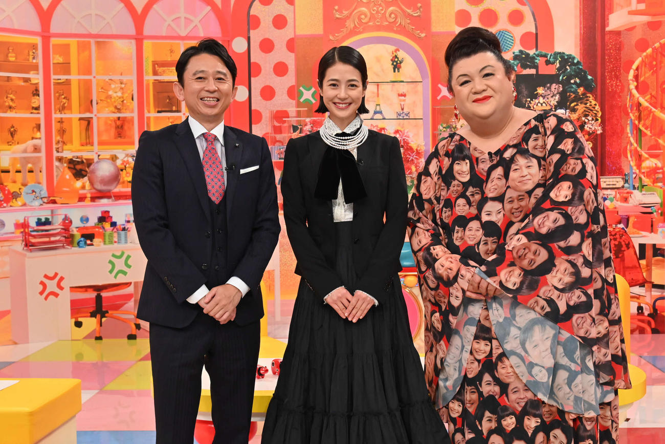 テレビ朝日系特別番組「マツコ＆有吉怒り新党解散生放送スペシャル」に出演した、左から有吉弘行、夏目三久、マツコ・デラックス