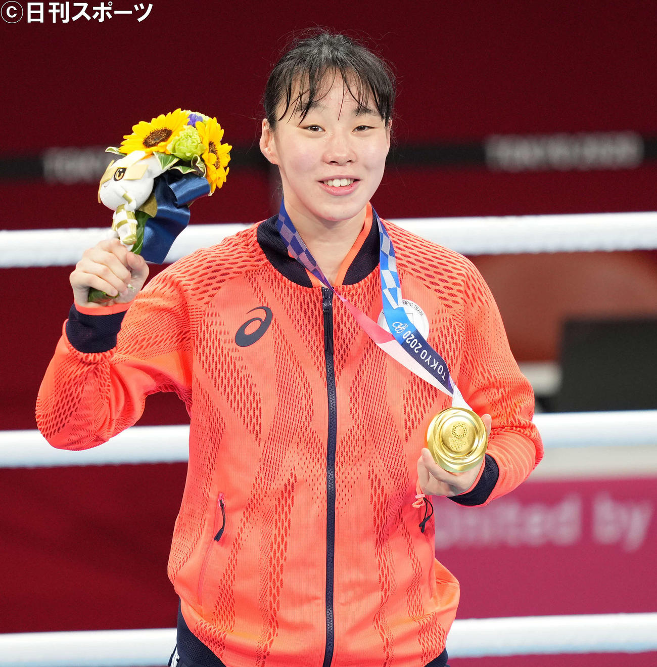 ボクシング女子フェザー級決勝　金メダルを手に笑顔の入江（2021年8月撮影）
