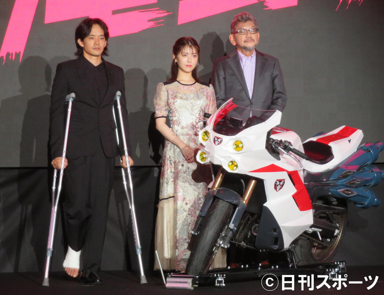 「シン・仮面ライダー対庵野秀明展」合同記者会見に登壇した、左から池松壮亮、浜辺美波、庵野秀明監督（撮影・村上幸将）