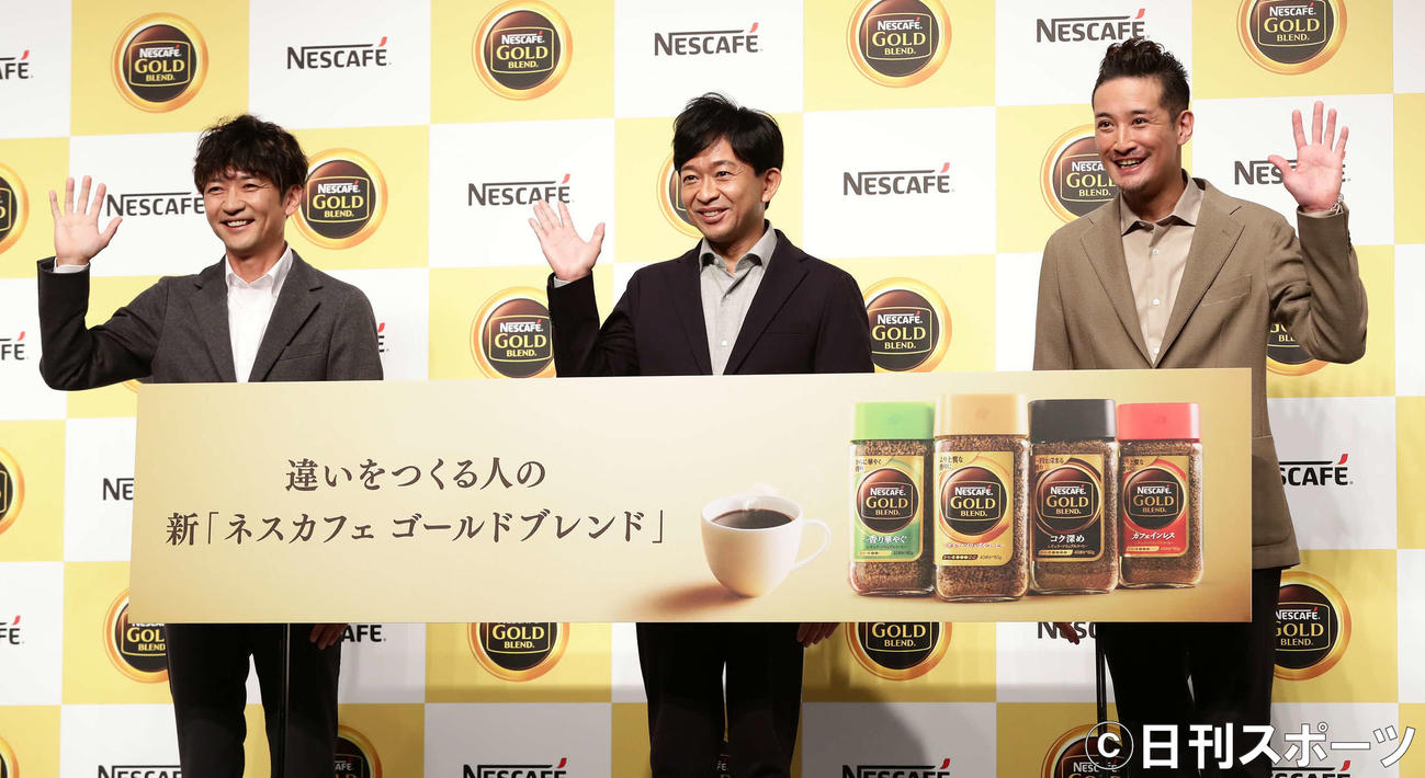 「ネスカフェ　ゴールドブレンド」新テレビCM記者発表会で写真に納まるTOKIOの、左から国分太一、城島茂、松岡昌宏（撮影・丹羽敏通）