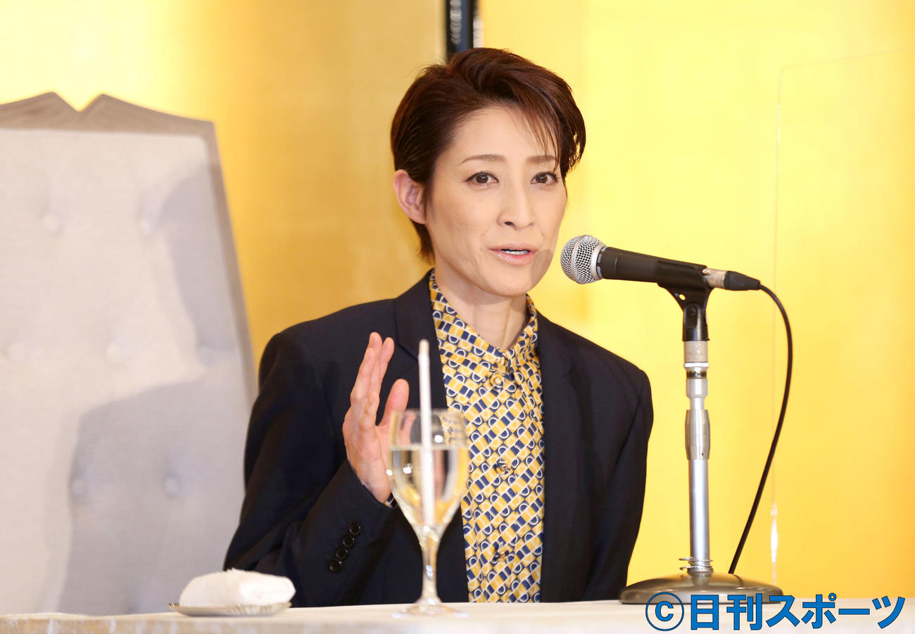 宝塚退団会見を行う轟悠（2021年3月撮影）