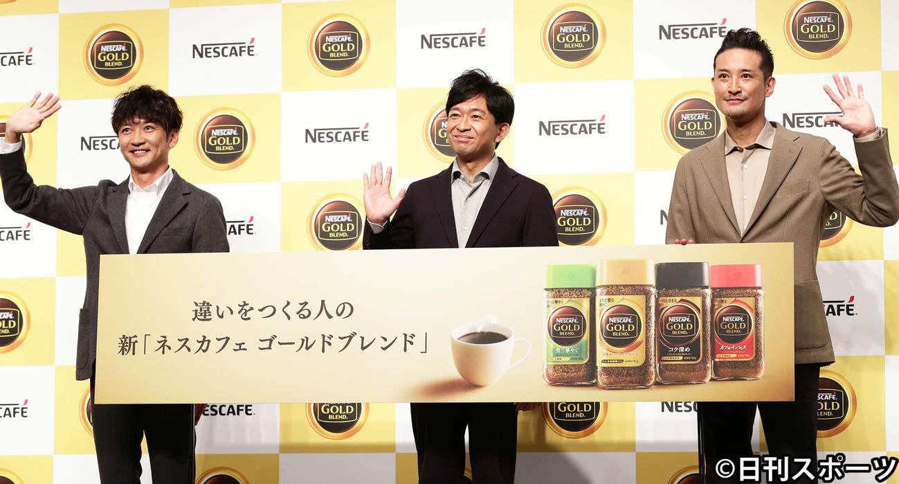 「ネスカフェ　ゴールドブレンド」新テレビCM記者発表会で写真に納まるTOKIOの、左から国分太一、城島茂、松岡昌宏（撮影・丹羽敏通）