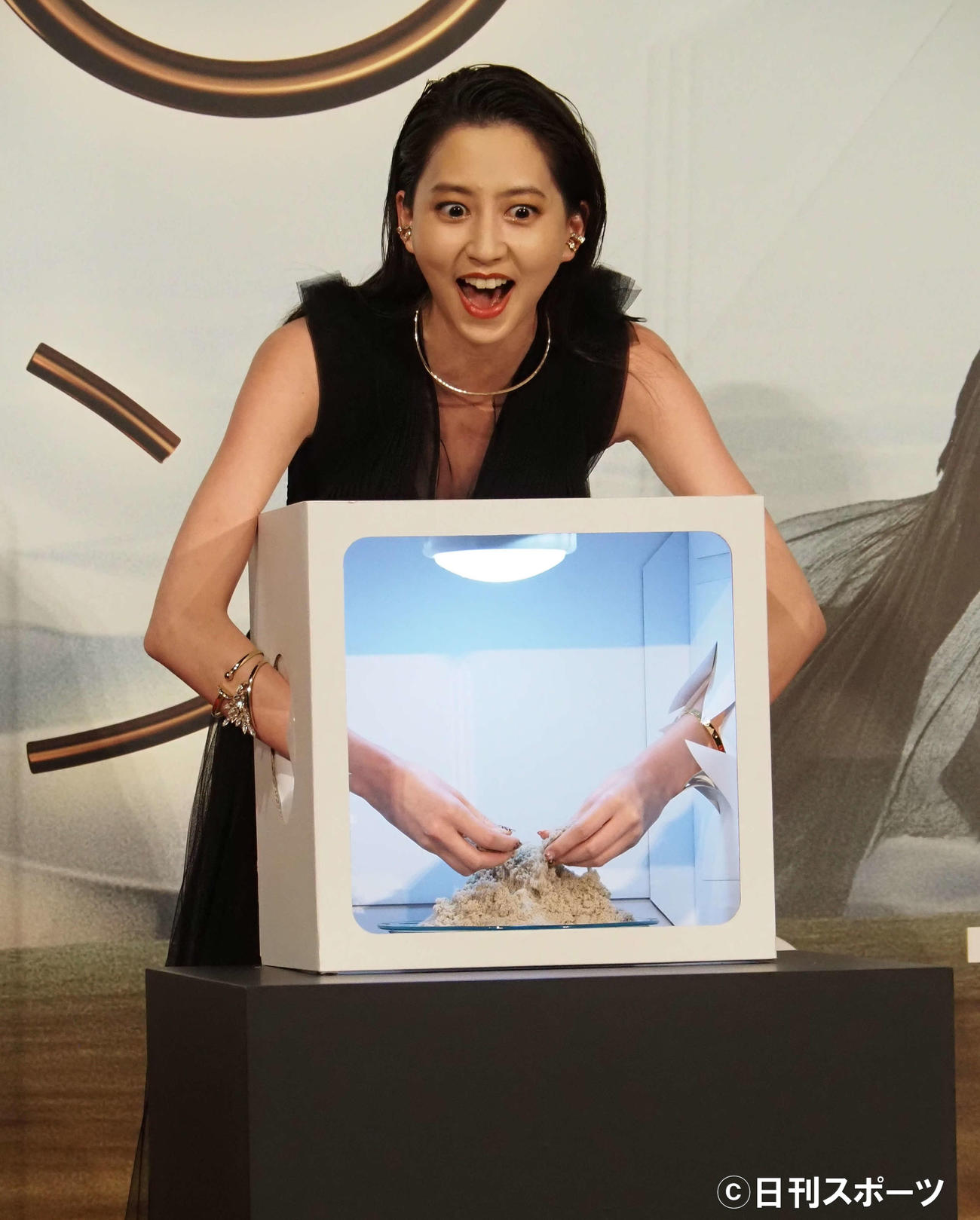 箱の中身当てクイズに挑戦する河北麻友子（撮影・遠藤尚子）
