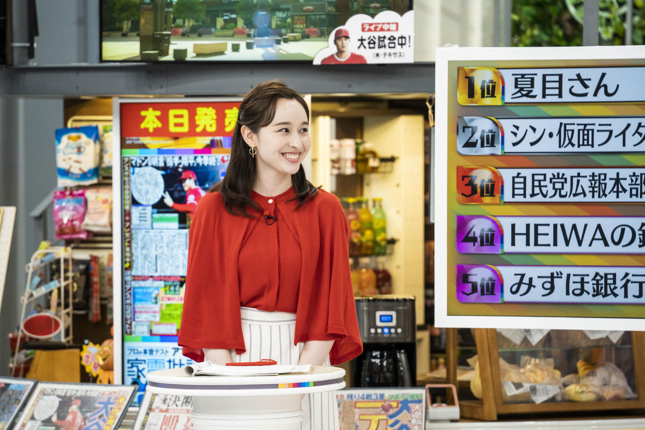 「THE TIME，」で進行役を務める同局宇賀神メグアナウンサー。後方はコンビニエンススタンドのセット（C）TBS