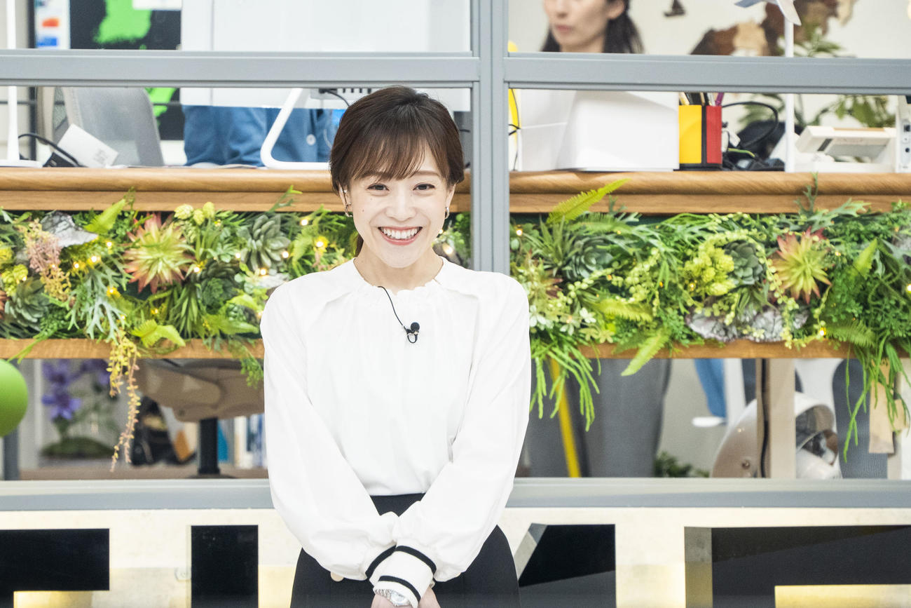 「THE TIME，」で進行役を務める同局江藤愛アナウンサー。後方は気象予報士が控える部屋（C）TBS