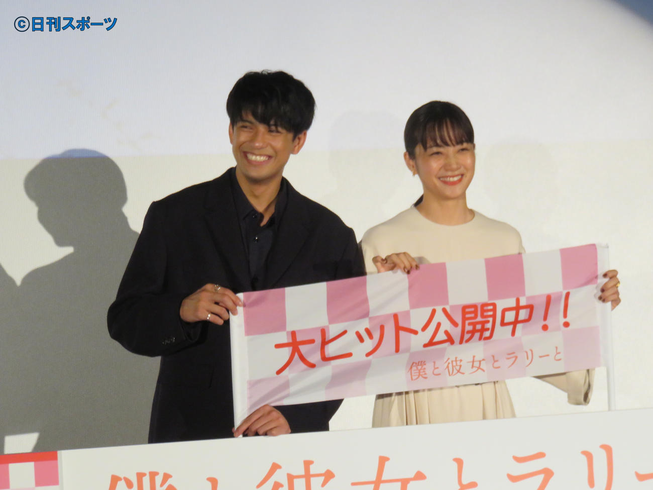 映画「僕と彼女とラリーと」の舞台あいさつを行った森崎ウィン（左）と深川麻衣
