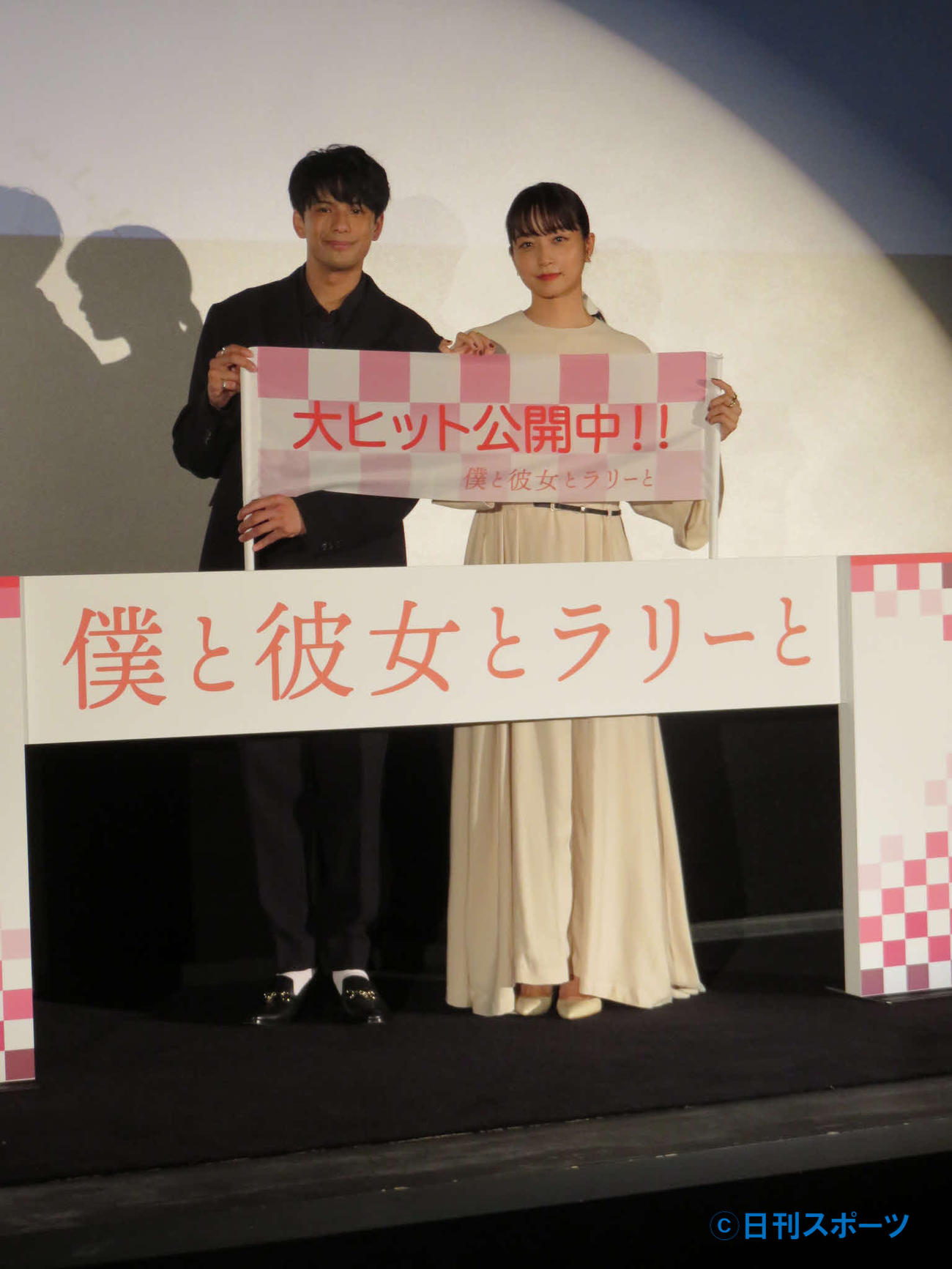 映画「僕と彼女とラリーと」の舞台あいさつを行った森崎ウィンと深川麻衣
