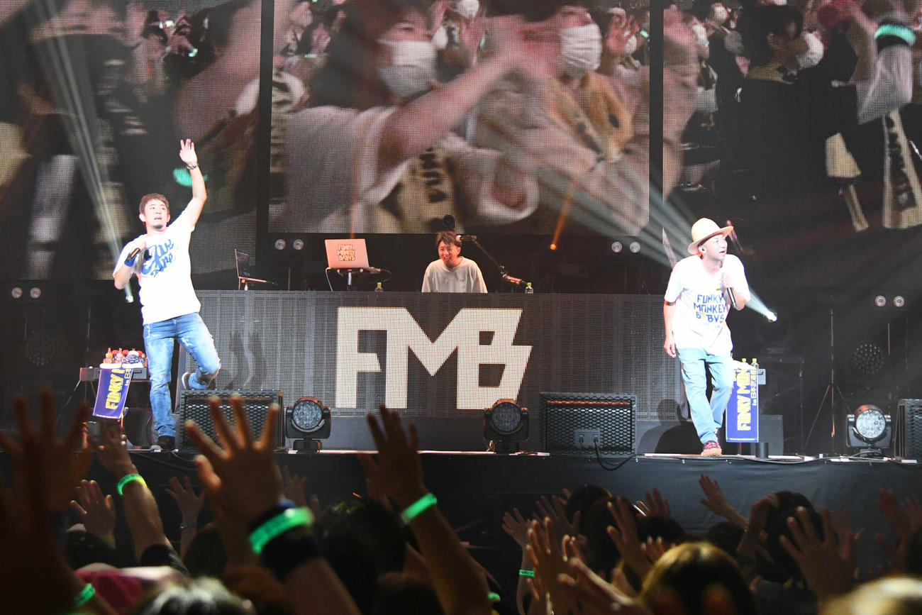 ライブを開催した「FUNKY MONKEY BΛBY’S」　歌唱するファンキー加藤（左）とモン吉