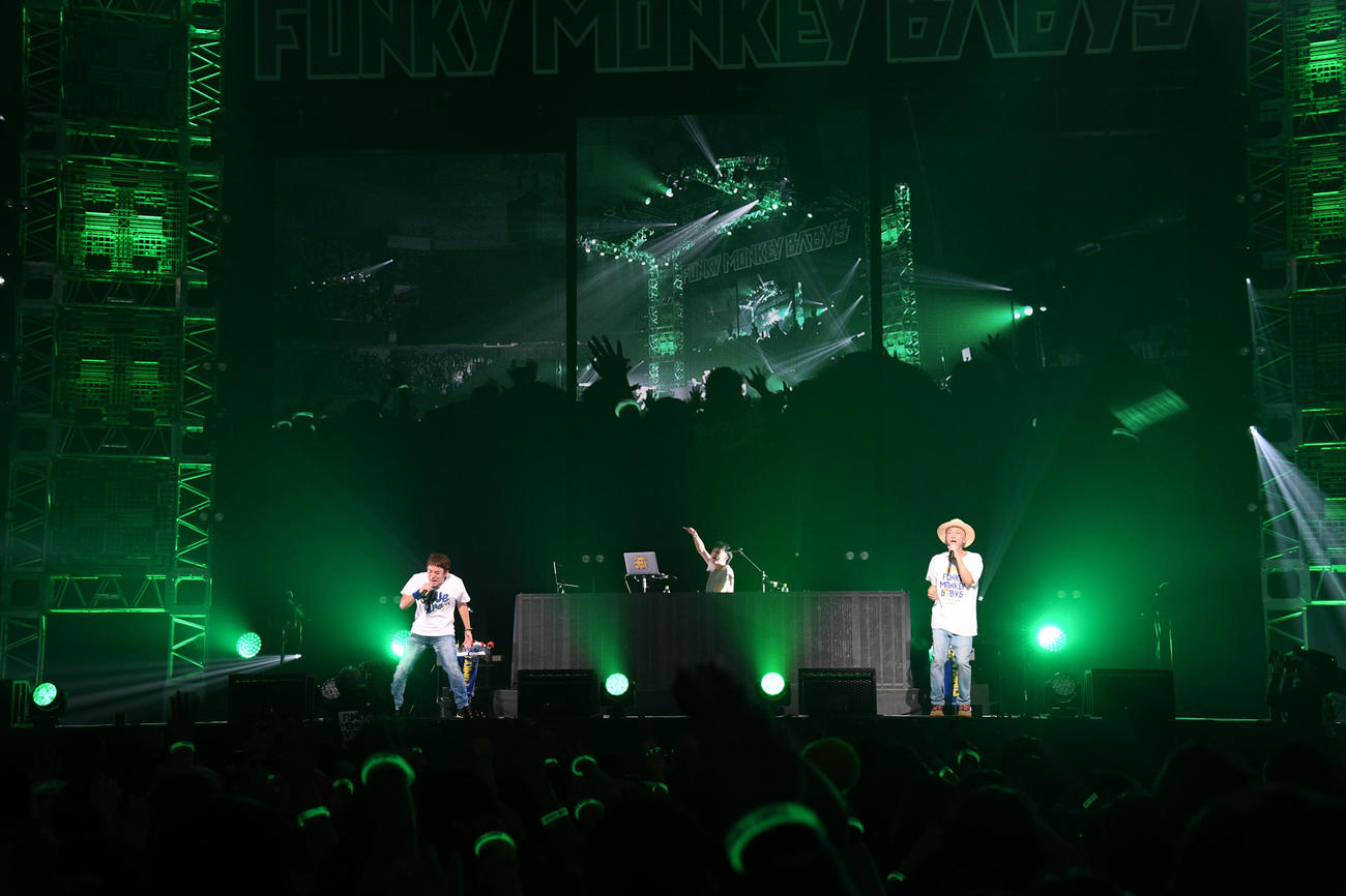ライブを開催した「FUNKY MONKEY BΛBY’S」　歌唱するファンキー加藤（左）とモン吉