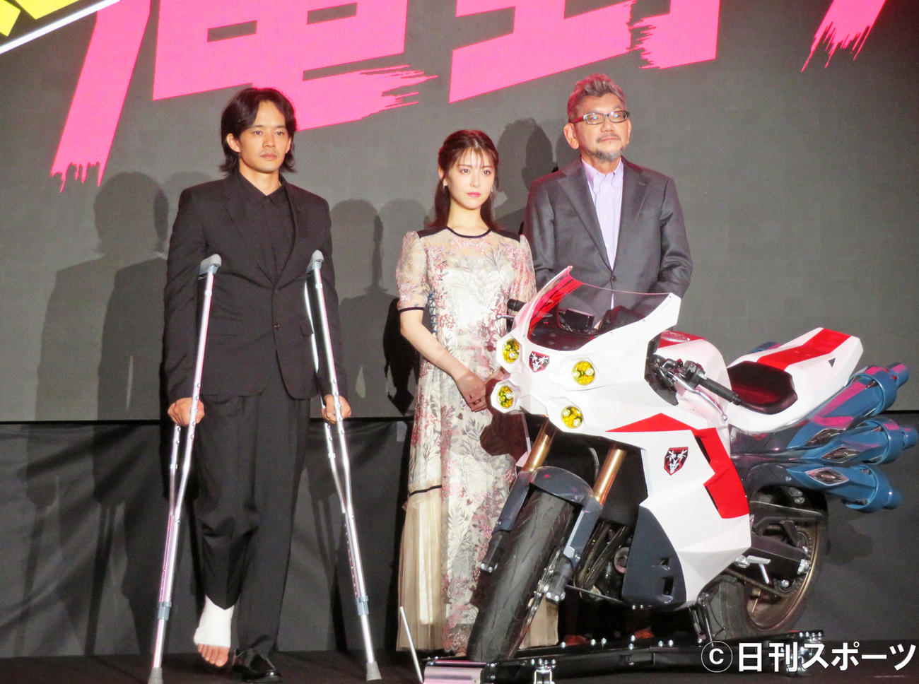 9月30日、「シン・仮面ライダー対庵野秀明展」合同記者会見に登壇した、左から池松壮亮、浜辺美波、庵野秀明監督