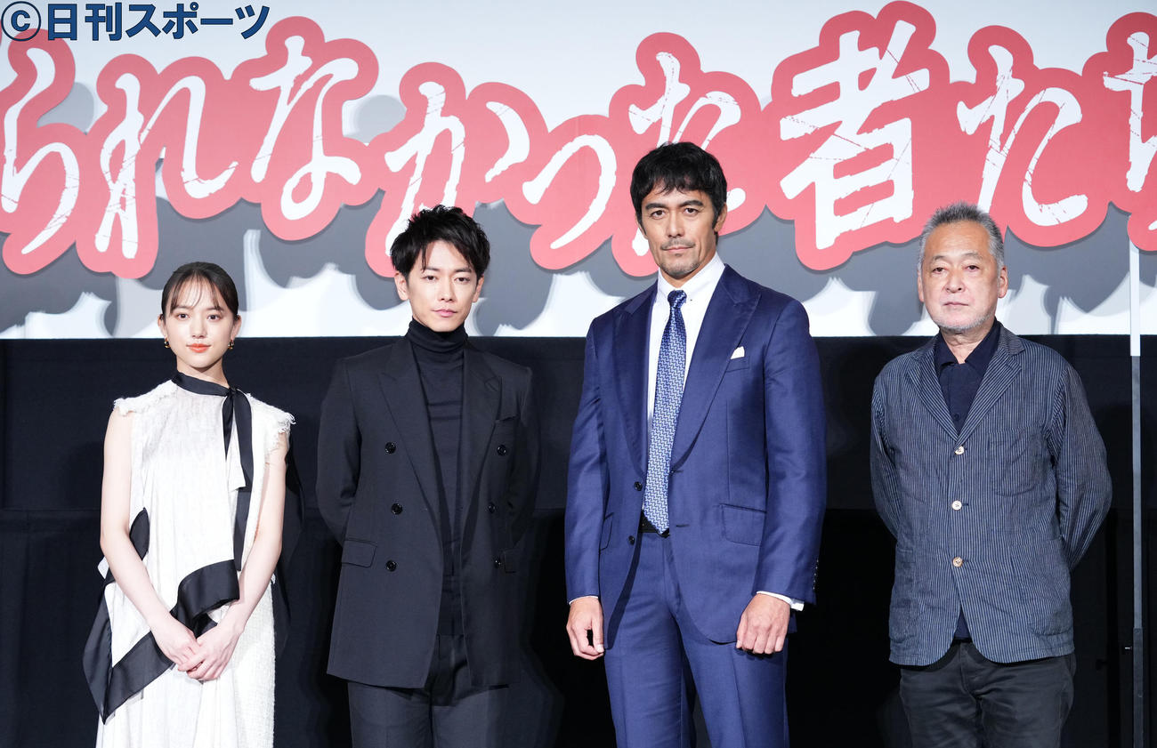 初日舞台あいさつに登場した、左から清原果那、佐藤健、阿部寛、瀬々敬久監督（撮影・横山健太）