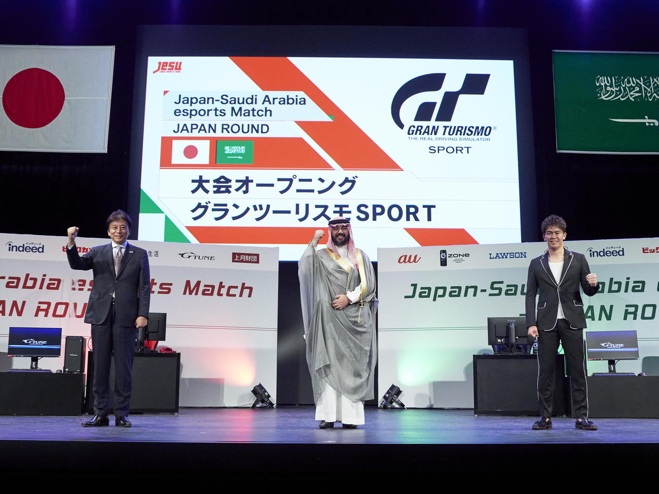 「日本・サウジアラビアeスポーツマッチ」の記者会見に出席した、左から日本eスポーツ連合岡村秀樹会長、サウジアラビアeスポーツ連盟会長ファイサル殿下、武井壮