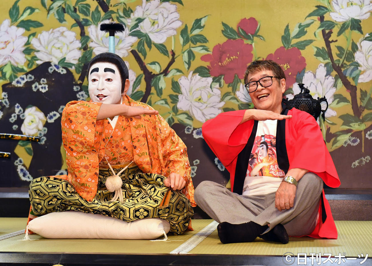 「志村けんの大爆笑展」で、志村けんのバカ殿様人形と仲良くアイーンをする仲本工事（撮影・柴田隆二）