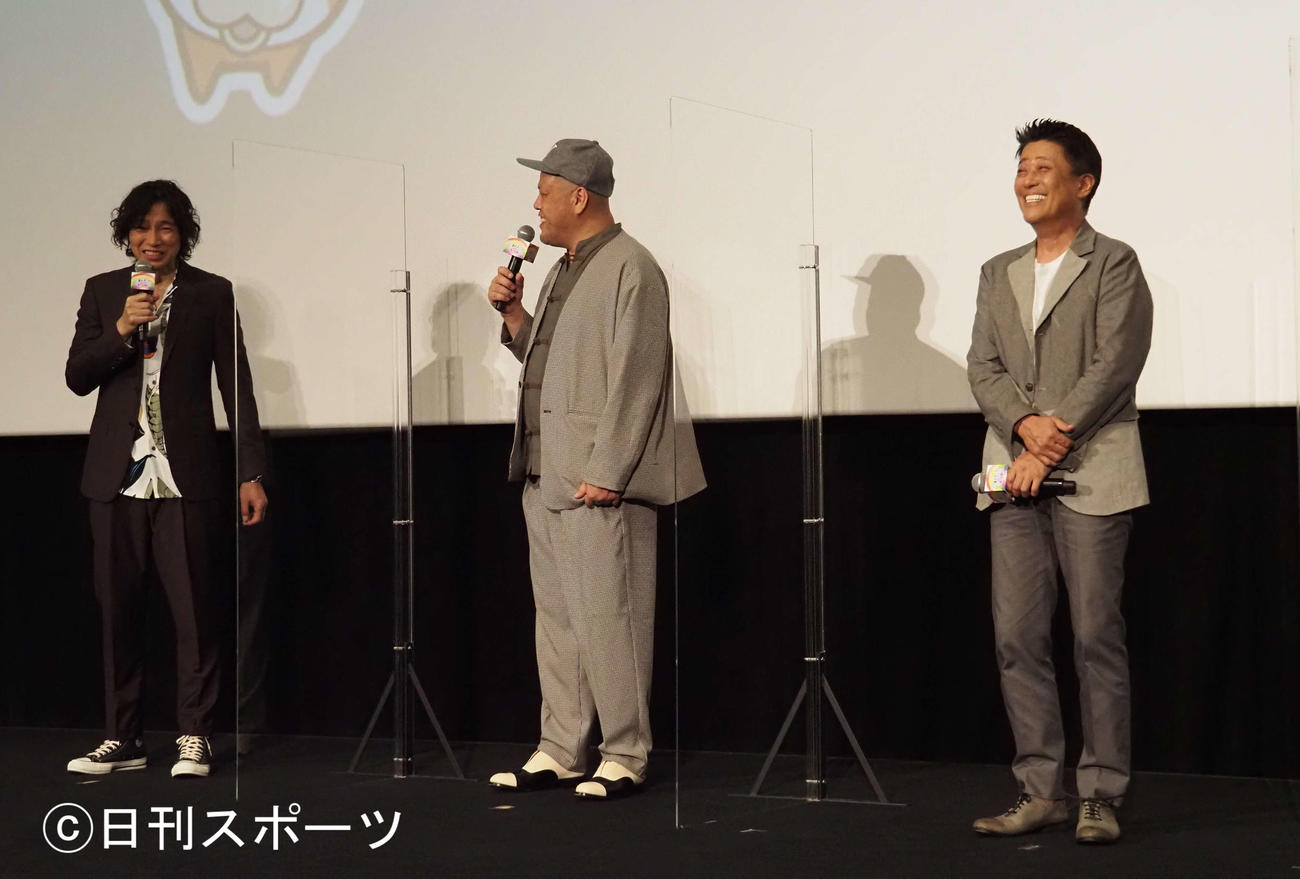 トーク中に笑顔を見せる、左から斉藤和義、くっきー！、坂上忍（撮影・遠藤尚子）