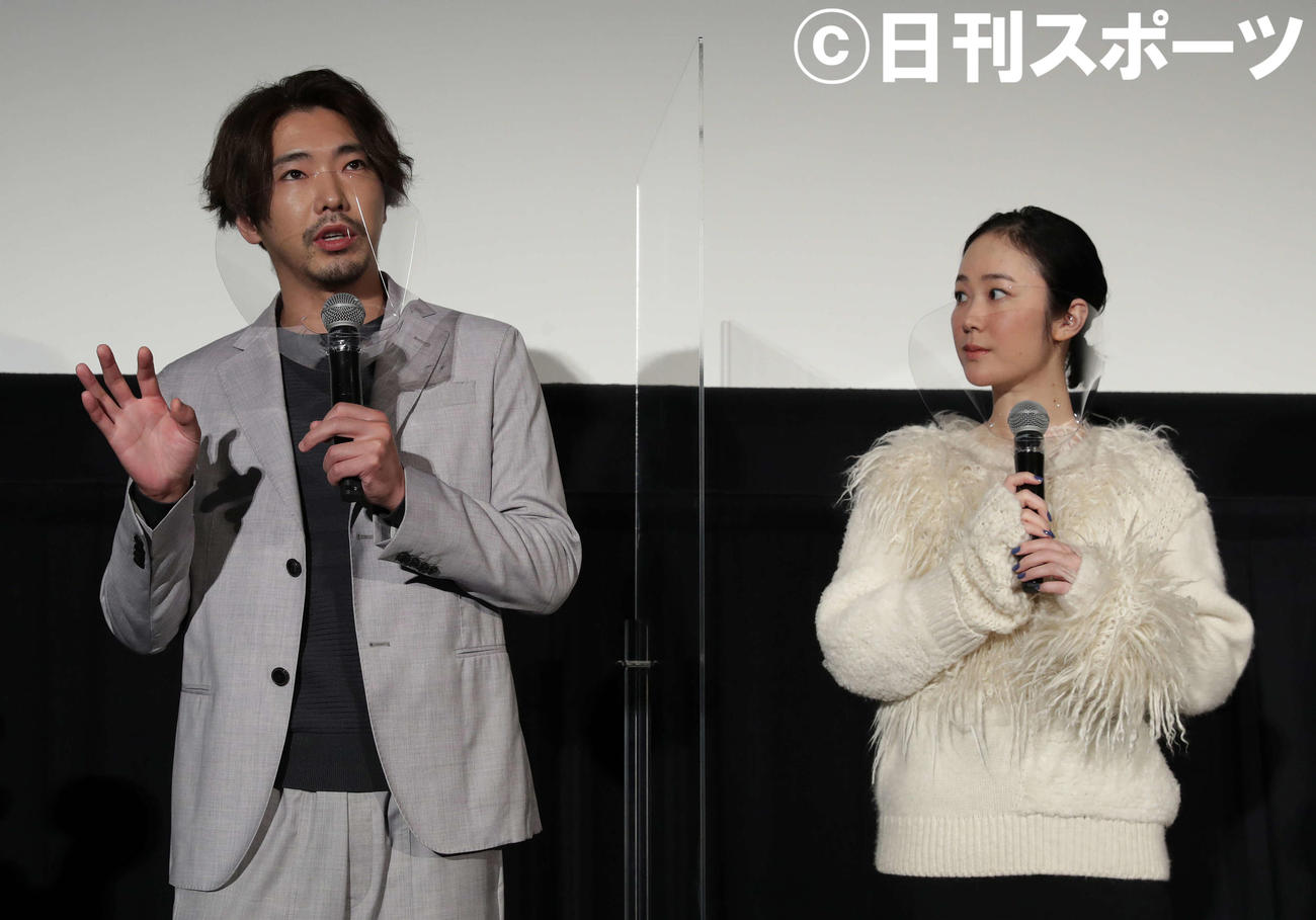 舞台あいさつで撮影を振り返る柄本佑（左）と黒木華（撮影・河野匠）