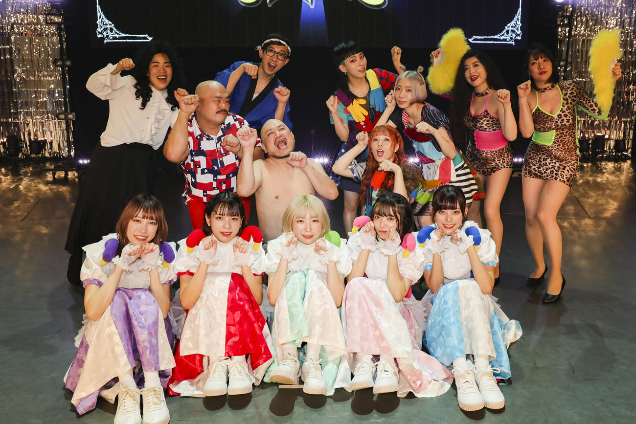 特別公演を行った豆柴の大群（前列）とゲスト出演した、後列左からゆりやんレトリィバァ、クロちゃん、こがけん、ハリウッドザコシショウ、BiS、ベッド・イン