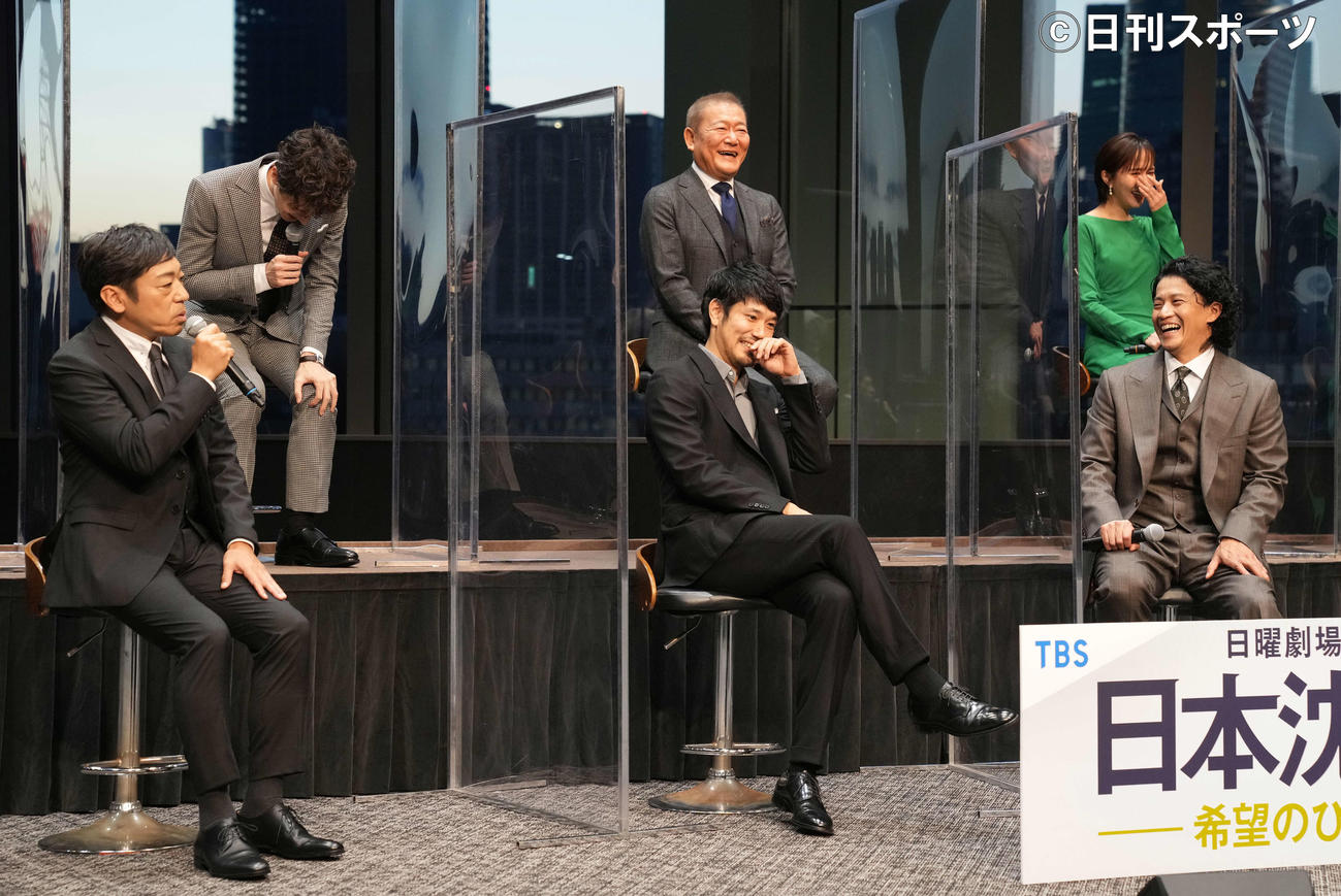 TBS系日曜劇場「日本沈没－希望のひと－」制作発表で、笑顔を見せる出演者たち。前列左から香川照之、松山ケンイチ、小栗旬、後列左から、ウエンツ瑛士、國村隼、比嘉愛未（撮影・鈴木みどり）