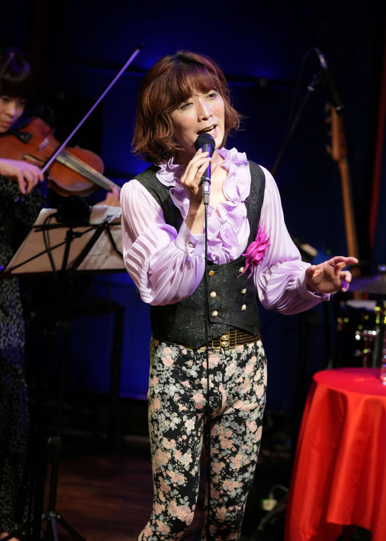 ライブで歌唱するタブレット純