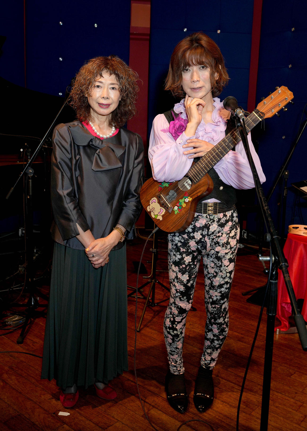 ライブをプロデュースした作詞家高畠じゅん子氏（左）、タブレット純
