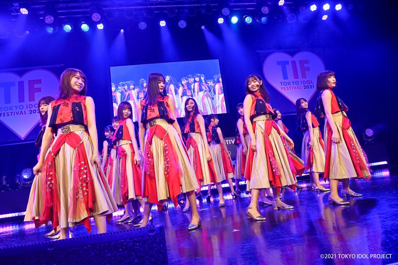 「TOKYO IDOL FESTIVAL（TIF）2021」でトリを飾った乃木坂46。前列左から秋元真夏、遠藤さくら、齋藤飛鳥、掛橋沙耶香