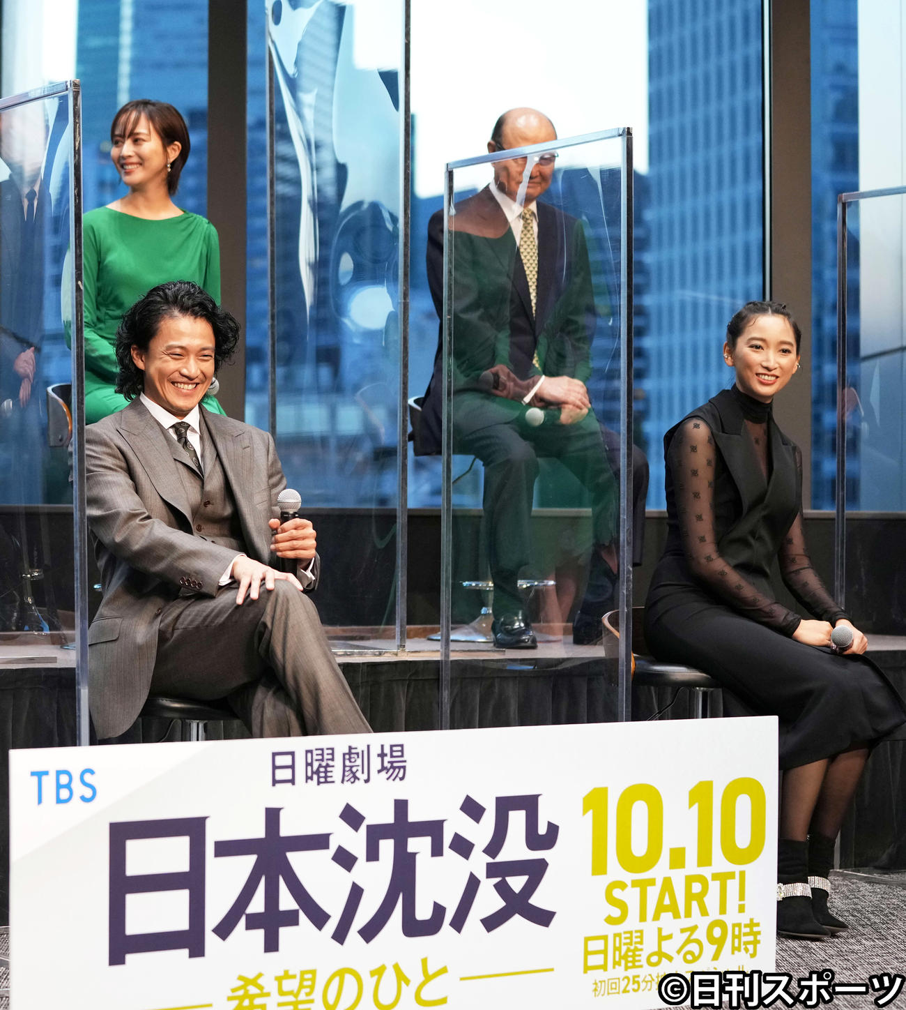 前列左から小栗旬、杏、後列左から比嘉愛未、石橋蓮司（撮影・鈴木みどり）
