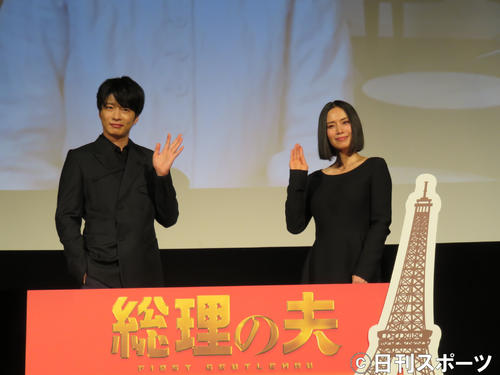 映画「総理の夫」の舞台あいさつを行った田中圭(左)と中谷美紀