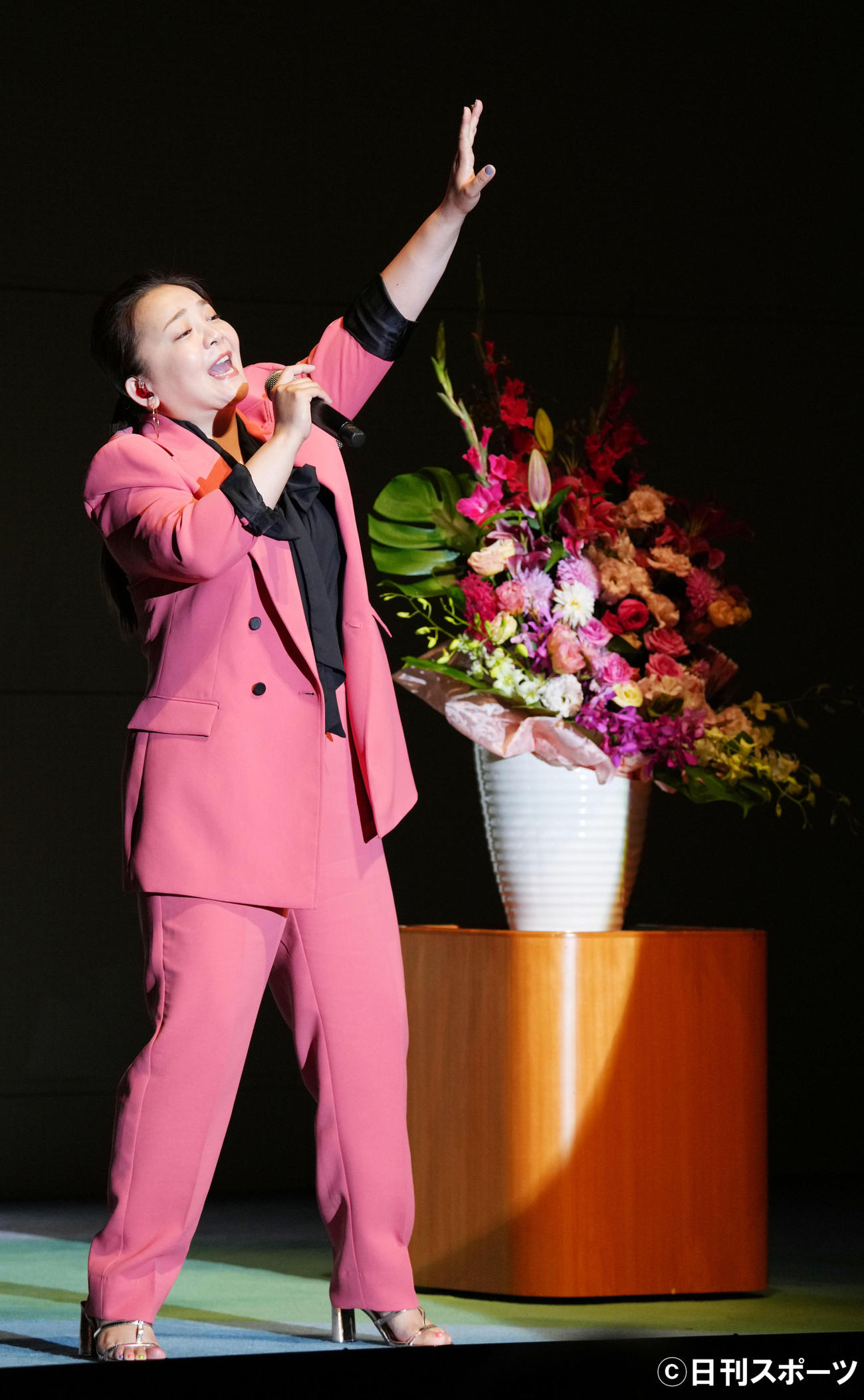トークイベント終了後、観客の前で熱唱する華原朋美（撮影・横山健太）