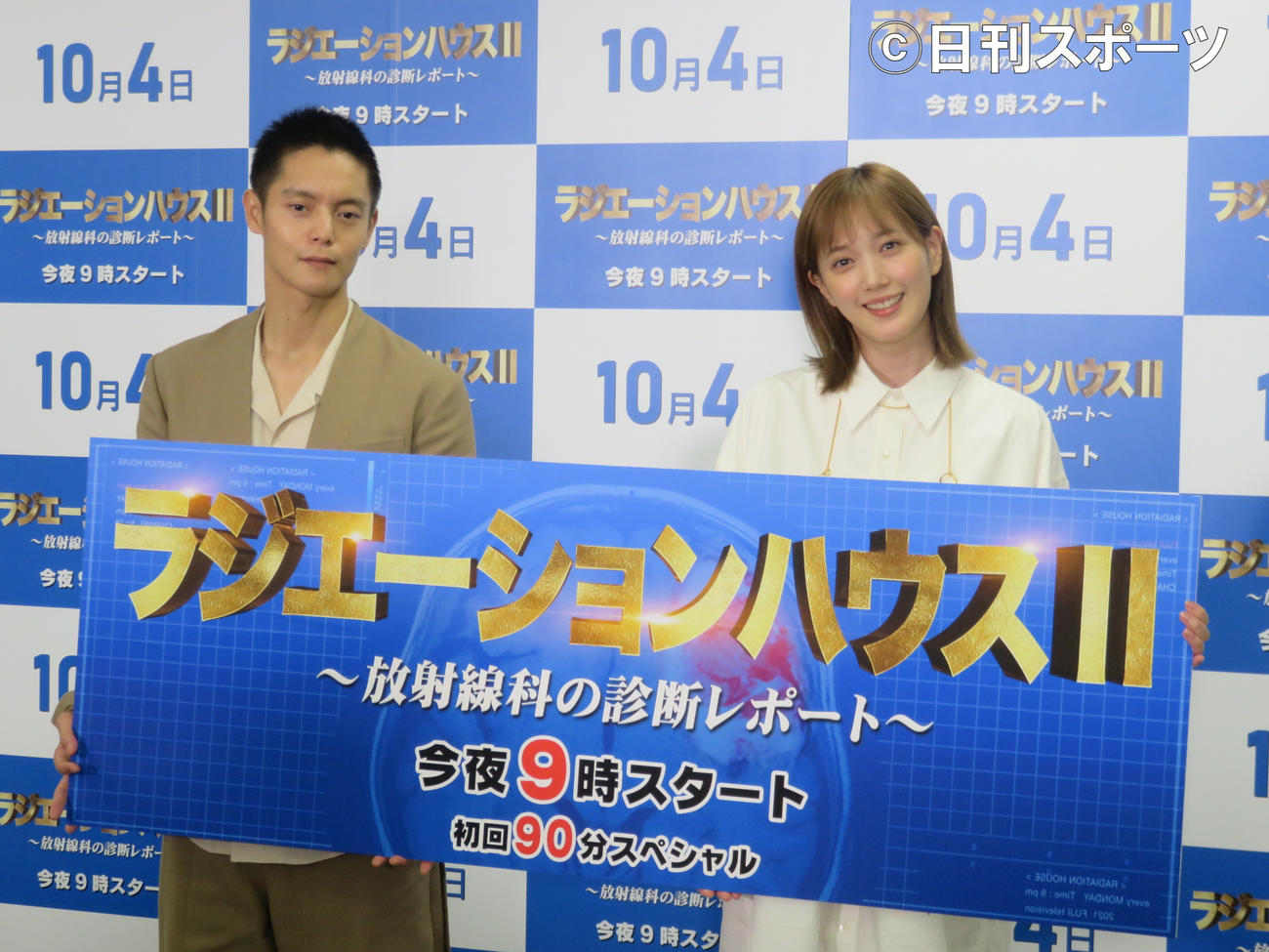 フジテレビの連続ドラマ「ラジエーションハウス2～放射線科の診断レポート～」の制作発表に出席した窪田正孝（左）と本田翼