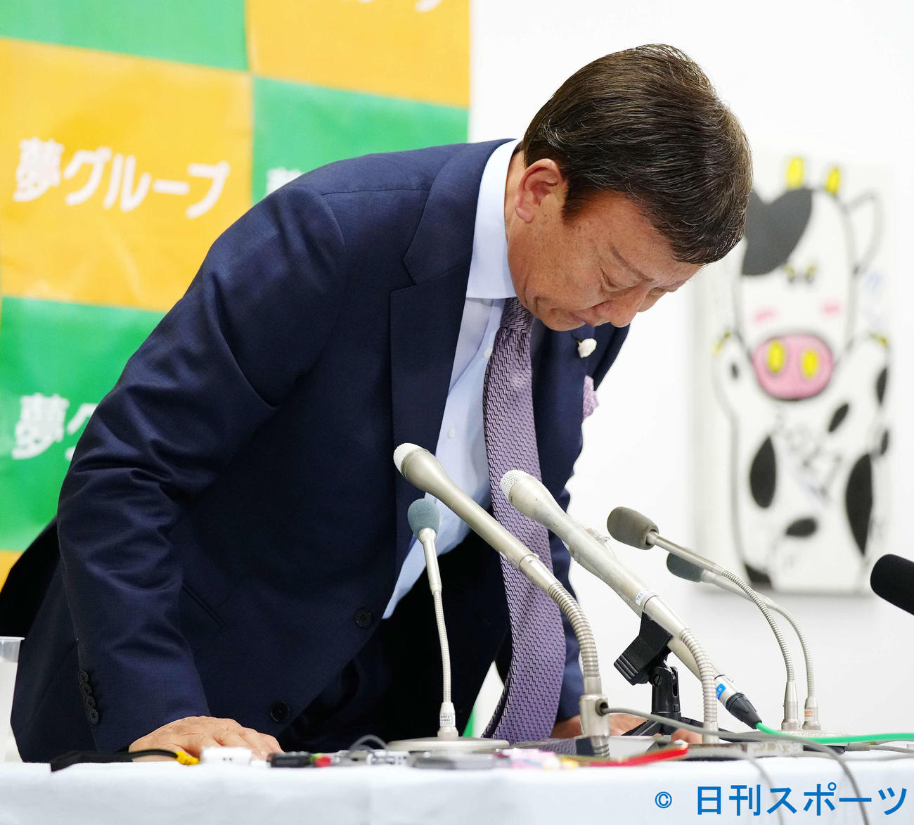 会見で2年後の歌手引退を発表し一礼する橋幸夫（撮影・江口和貴）