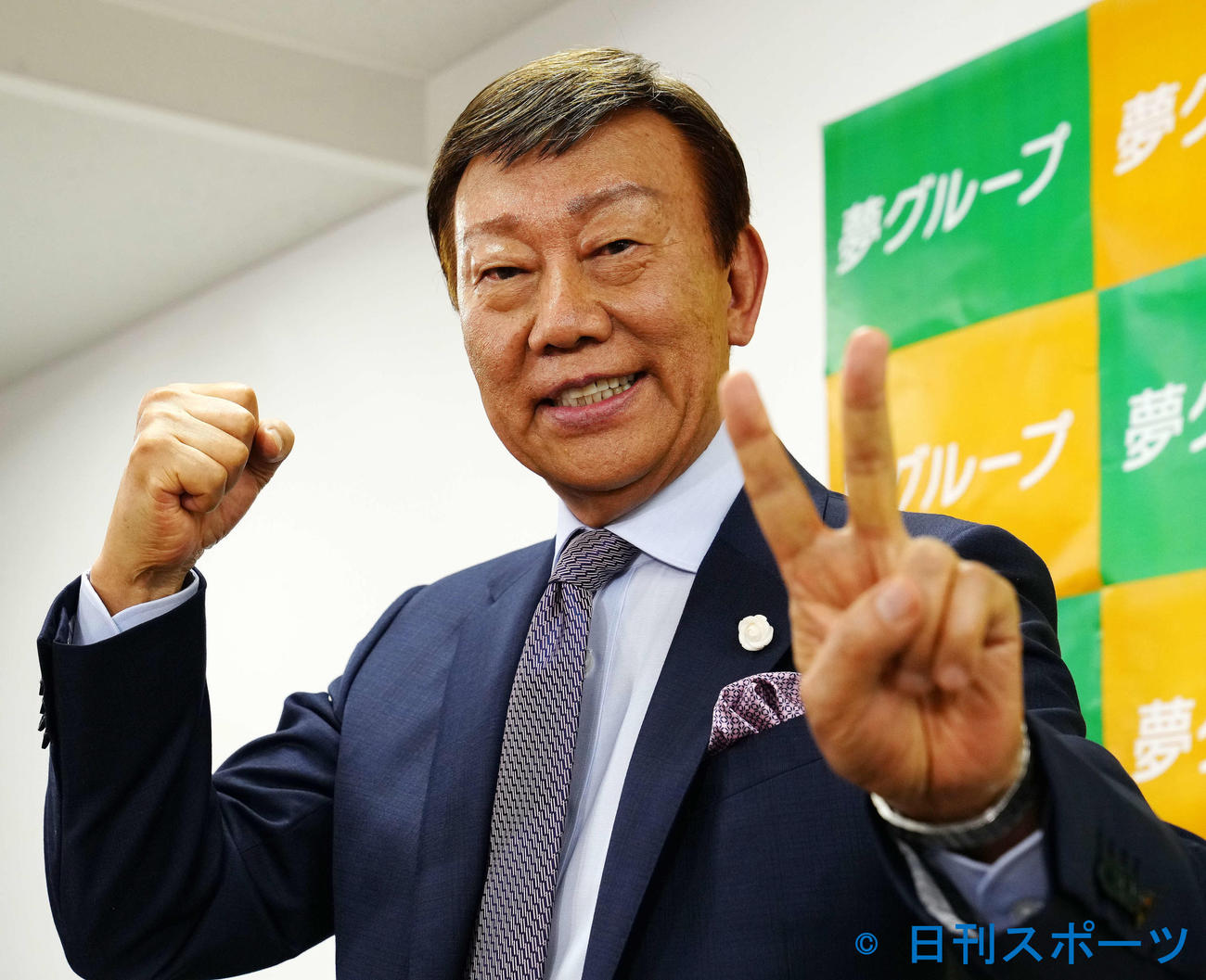 2年後の歌手引退を発表しポーズを決める橋幸夫（撮影・江口和貴）
