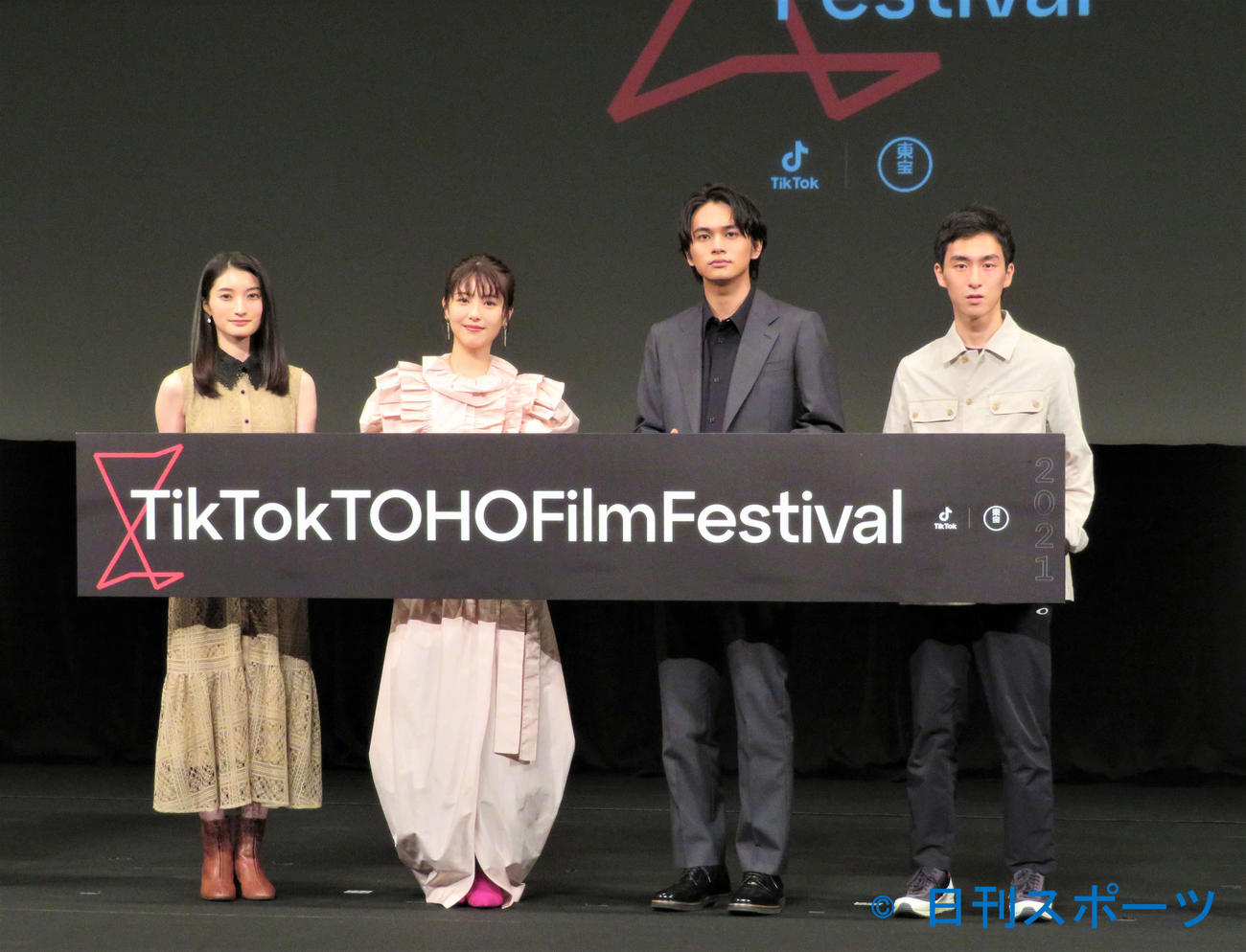 人気アプリと映画会社がタッグを組んだ映画祭「TikTok TOHO Film Festival2021」のグランプリ作品発表会に出席した左から井上音生、浜辺美波、北村匠海、吉川啓太監督（撮影・三須佳夏）