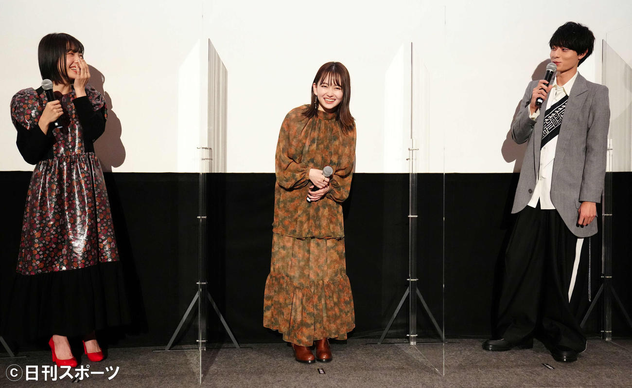 映画「ひらいて」完成披露舞台あいさつに臨む、左から芋生悠、山田杏奈、HiHi Jetsの作間龍斗（撮影・江口和貴）