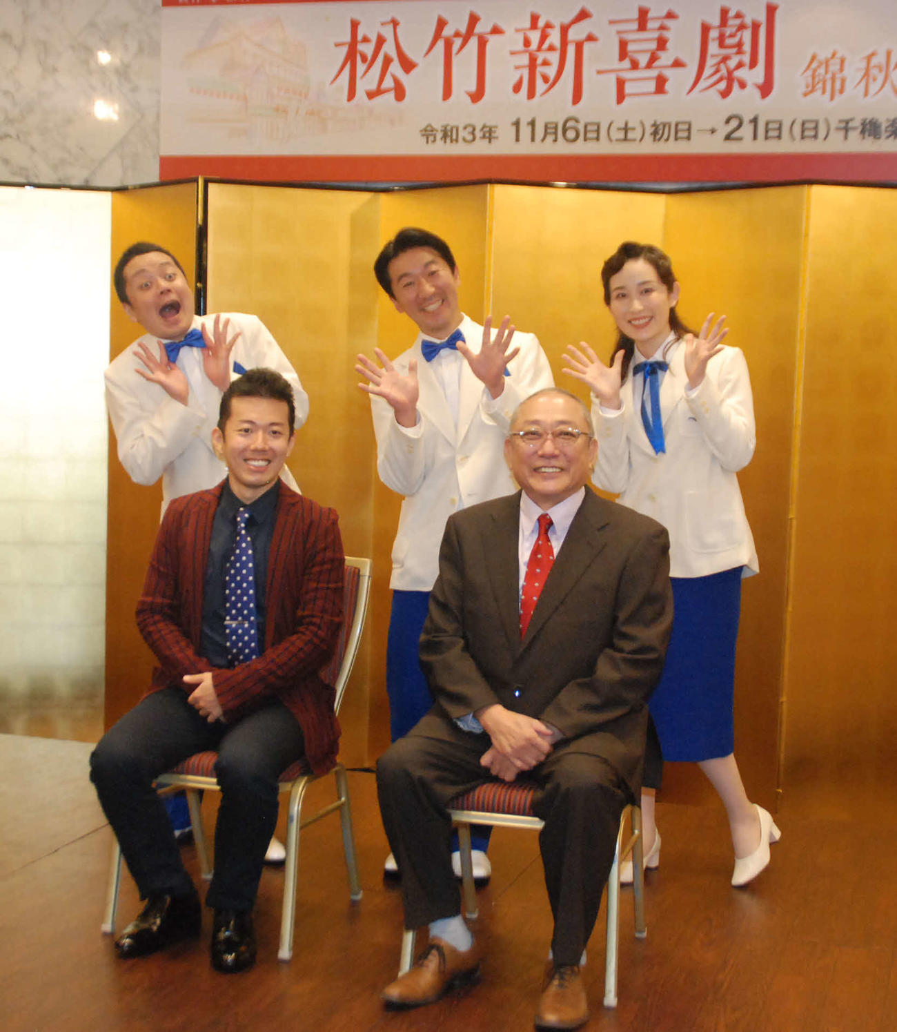前列左から藤山扇治郎、渋谷天外、後列左から竹本真之、植栗芳樹、桑野藍香（撮影・松浦隆司）