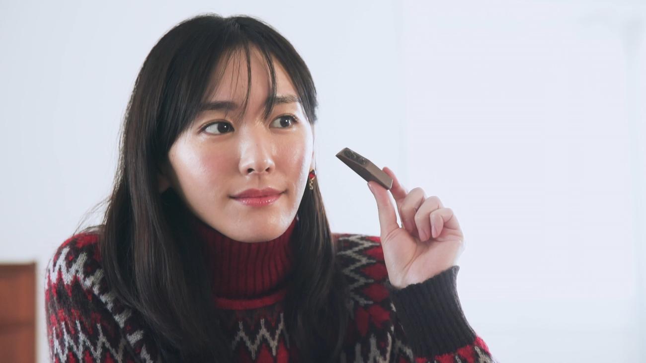 CMキャラクターを務めて11年目となる明治「メルティーキッス」のCMで、初の音声CMに挑戦した新垣結衣