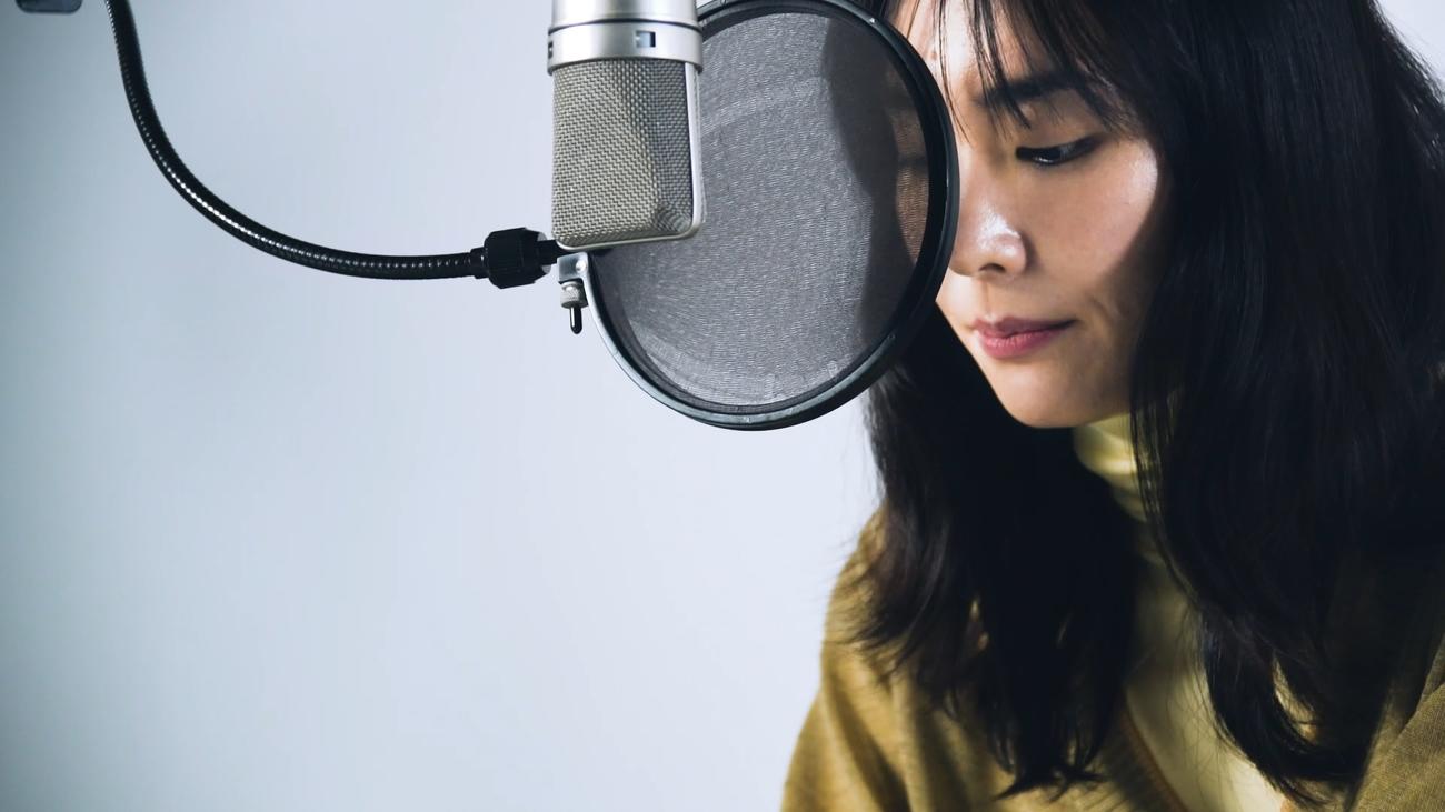 CMキャラクターを務めて11年目となる明治「メルティーキッス」のCMで、初の音声CMに挑戦した新垣結衣